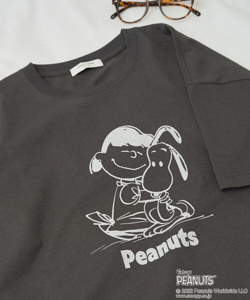 FREAK'S STORE(フリークスストア)の「限定展開 別注/PEANUTS/ピーナッツ 前後1コマプリント半袖Tシャツ(Tシャツ/カットソー・レディース・ナチュラル/グレー/ブラック/オフホワイト/ピンク/ブラウン・フリ-)」の1枚目の写真