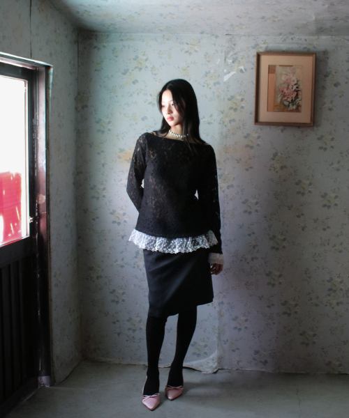 RUBATI(ルバティ)の「ソフィア ボートネック フリル レース ロングスリーブ Tシャツ_ブラック(Tシャツ/カットソー・レディース・その他・1/2)」の6枚目の写真