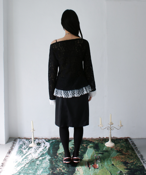 RUBATI(ルバティ)の「ソフィア ボートネック フリル レース ロングスリーブ Tシャツ_ブラック(Tシャツ/カットソー・レディース・その他・1/2)」の2枚目の写真
