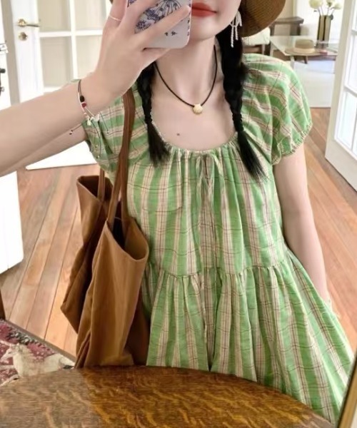 AMAJI(アマジ)の「チェックワンピース 半袖 パフスリーブ スクエアネック ギャザー ロング丈(ワンピース・レディース・ライトグリーン・X-LARGE/LARGE/MEDIUM/SMALL)」の2枚目の写真