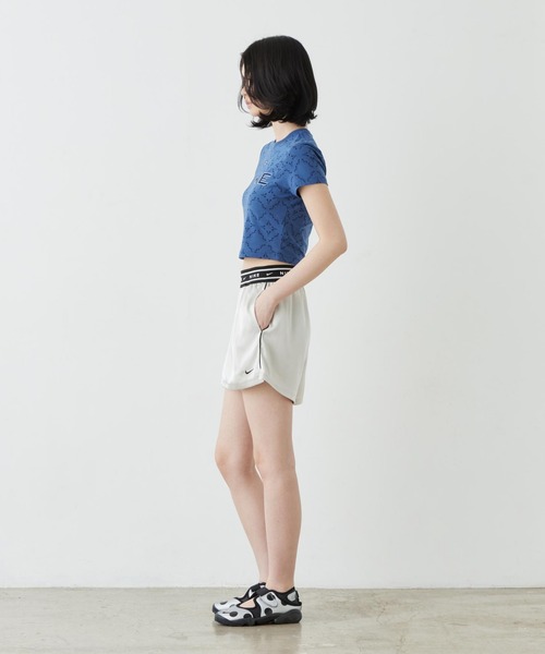NIKE(ナイキ)の「《セットアップ対応商品》ナイキ スポーツウェア ウィメンズ ルーズ ミッドライズ サテンショートパンツ / Nike Sportswear Women's Loose Mid-Rise Satin Shorts IH1329-072 Light Bone(その他パンツ・レディース・オフホワイト・XS/S/M/L/XL)」の5枚目の写真