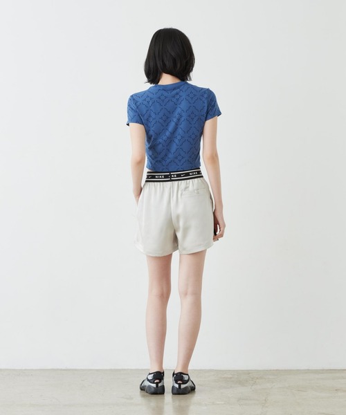 NIKE(ナイキ)の「《セットアップ対応商品》ナイキ スポーツウェア ウィメンズ ルーズ ミッドライズ サテンショートパンツ / Nike Sportswear Women's Loose Mid-Rise Satin Shorts IH1329-072 Light Bone(その他パンツ・レディース・オフホワイト・XS/S/M/L/XL)」の6枚目の写真