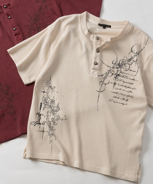 JOHN'S CLOSET(ジョンズクローゼット)の「【13】 カモフラ総柄/ピグメント加工 ワッフルヘンリーネックコンパクトTシャツ クロスロゴ/Y2Kデザイン(Tシャツ/カットソー・メンズ・カーキ系2/カーキ系1/レッド系2/グレー系2/ホワイト系2・LARGE/MEDIUM)」の2枚目の写真