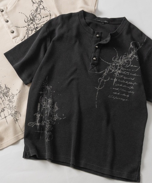 JOHN'S CLOSET(ジョンズクローゼット)の「【13】 カモフラ総柄/ピグメント加工 ワッフルヘンリーネックコンパクトTシャツ クロスロゴ/Y2Kデザイン(Tシャツ/カットソー・メンズ・カーキ系2/カーキ系1/レッド系2/グレー系2/ホワイト系2・LARGE/MEDIUM)」の3枚目の写真