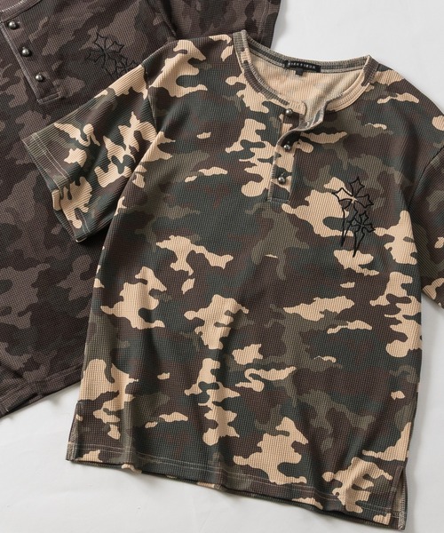 JOHN'S CLOSET(ジョンズクローゼット)の「【13】 カモフラ総柄/ピグメント加工 ワッフルヘンリーネックコンパクトTシャツ クロスロゴ/Y2Kデザイン(Tシャツ/カットソー・メンズ・カーキ系2/カーキ系1/レッド系2/グレー系2/ホワイト系2・LARGE/MEDIUM)」の1枚目の写真