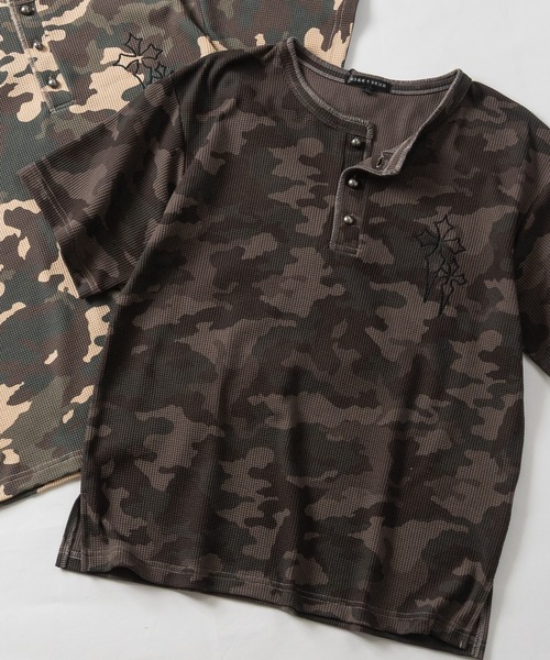JOHN'S CLOSET(ジョンズクローゼット)の「【13】 カモフラ総柄/ピグメント加工 ワッフルヘンリーネックコンパクトTシャツ クロスロゴ/Y2Kデザイン(Tシャツ/カットソー・メンズ・カーキ系2/カーキ系1/レッド系2/グレー系2/ホワイト系2・LARGE/MEDIUM)」の4枚目の写真