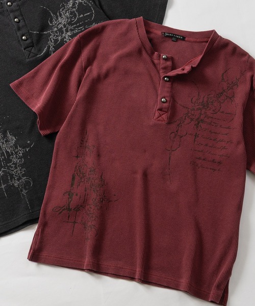 JOHN'S CLOSET(ジョンズクローゼット)の「【13】 カモフラ総柄/ピグメント加工 ワッフルヘンリーネックコンパクトTシャツ クロスロゴ/Y2Kデザイン(Tシャツ/カットソー・メンズ・カーキ系2/カーキ系1/レッド系2/グレー系2/ホワイト系2・LARGE/MEDIUM)」の5枚目の写真