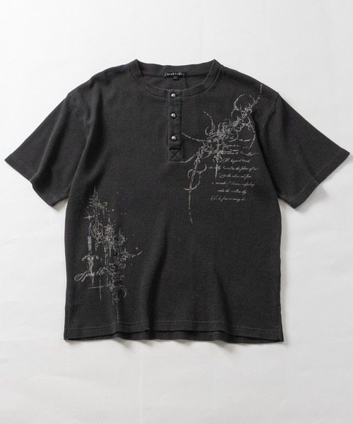 JOHN'S CLOSET(ジョンズクローゼット)の「【13】 カモフラ総柄/ピグメント加工 ワッフルヘンリーネックコンパクトTシャツ クロスロゴ/Y2Kデザイン(Tシャツ/カットソー・メンズ・カーキ系2/カーキ系1/レッド系2/グレー系2/ホワイト系2・LARGE/MEDIUM)」の19枚目の写真