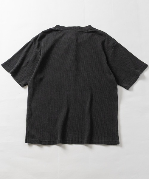 JOHN'S CLOSET(ジョンズクローゼット)の「【13】 カモフラ総柄/ピグメント加工 ワッフルヘンリーネックコンパクトTシャツ クロスロゴ/Y2Kデザイン(Tシャツ/カットソー・メンズ・カーキ系2/カーキ系1/レッド系2/グレー系2/ホワイト系2・LARGE/MEDIUM)」の20枚目の写真