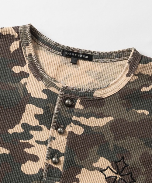 JOHN'S CLOSET(ジョンズクローゼット)の「【13】 カモフラ総柄/ピグメント加工 ワッフルヘンリーネックコンパクトTシャツ クロスロゴ/Y2Kデザイン(Tシャツ/カットソー・メンズ・カーキ系2/カーキ系1/レッド系2/グレー系2/ホワイト系2・LARGE/MEDIUM)」の7枚目の写真