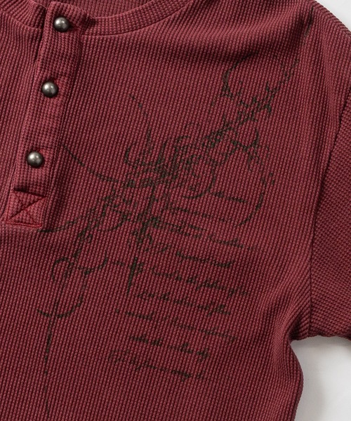 JOHN'S CLOSET(ジョンズクローゼット)の「【13】 カモフラ総柄/ピグメント加工 ワッフルヘンリーネックコンパクトTシャツ クロスロゴ/Y2Kデザイン(Tシャツ/カットソー・メンズ・カーキ系2/カーキ系1/レッド系2/グレー系2/ホワイト系2・LARGE/MEDIUM)」の14枚目の写真