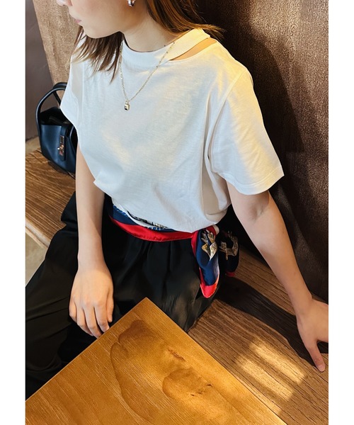 Nunc.（ヌンク）の「スリットネックTシャツ（Tシャツ/カットソー・レディース・カーキ/レッド/オフホワイト・FREE）」の8枚目の写真