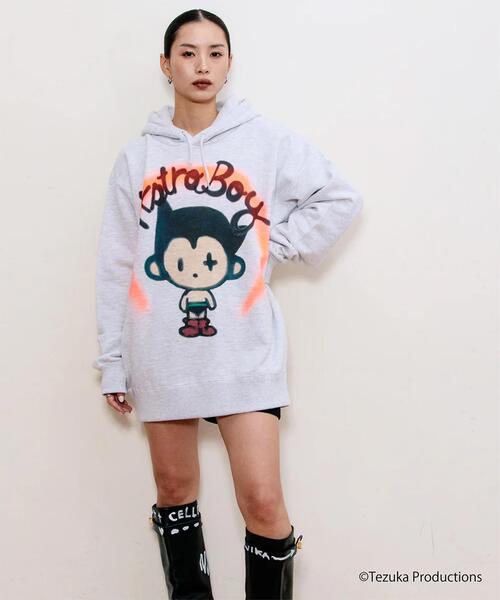 ROYAL FLASH(ロイヤルフラッシュ)の「guernika/ゲルニカ/【SHINICHIROINUI × TEZUKA WORLD】THUMB DOLL SPRAY HOODIE アトム(パーカー・メンズ・グレー・2XL/L/XL)」の4枚目の写真