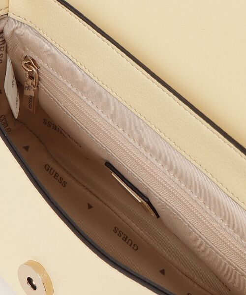 Guess（ゲス）の「RUBY Flap Shoulder Bag（ショルダーバッグ・レディース・ライトイエロー・ONE SIZE）」の6枚目の写真