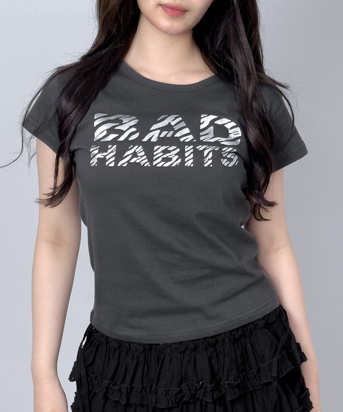 FOLLOWIN（フォロウィン）の「BAD HABITS ロゴコンパクトTシャツ（Tシャツ/カットソー・レディース・チャコールグレー/ホワイト/ブラック・FREE）」の3枚目の写真