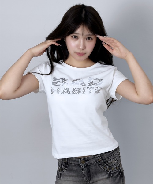 FOLLOWIN（フォロウィン）の「BAD HABITS ロゴコンパクトTシャツ（Tシャツ/カットソー・レディース・チャコールグレー/ホワイト/ブラック・FREE）」の6枚目の写真