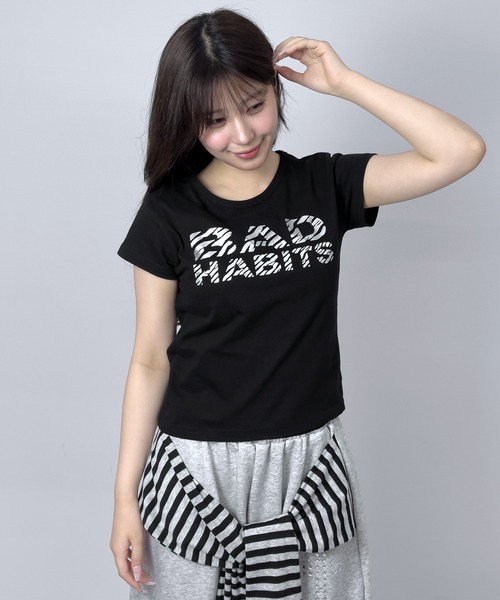 FOLLOWIN（フォロウィン）の「BAD HABITS ロゴコンパクトTシャツ（Tシャツ/カットソー・レディース・チャコールグレー/ホワイト/ブラック・FREE）」の14枚目の写真