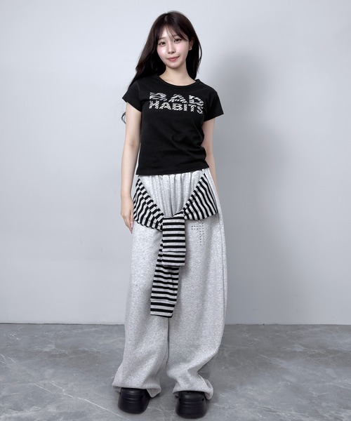 FOLLOWIN（フォロウィン）の「BAD HABITS ロゴコンパクトTシャツ（Tシャツ/カットソー・レディース・チャコールグレー/ホワイト/ブラック・FREE）」の16枚目の写真
