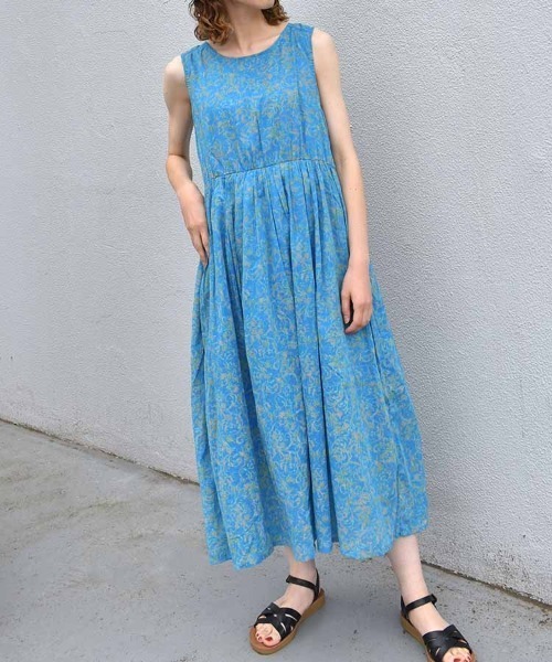 Bleu Bleuet(ブルーブルーエ)の「袖なし総柄ワンピース(ワンピース・レディース・ブルー/グリーン・FREE)」の4枚目の写真