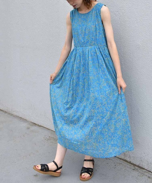 Bleu Bleuet(ブルーブルーエ)の「袖なし総柄ワンピース(ワンピース・レディース・ブルー/グリーン・FREE)」の5枚目の写真