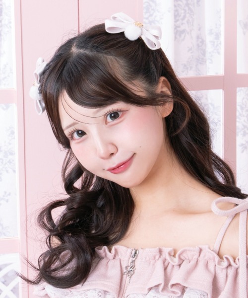 LAFARY（ラファリー）の「ロゴベロアミニリボン（バレッタ/ヘアクリップ・レディース・ベージュ/ブラック/ピンク/アイボリー/ホワイト・FREE）」の2枚目の写真
