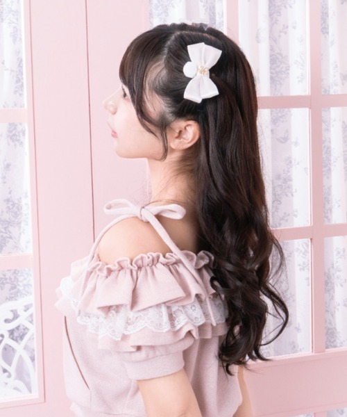 LAFARY（ラファリー）の「ロゴベロアミニリボン（バレッタ/ヘアクリップ・レディース・ベージュ/ブラック/ピンク/アイボリー/ホワイト・FREE）」の6枚目の写真