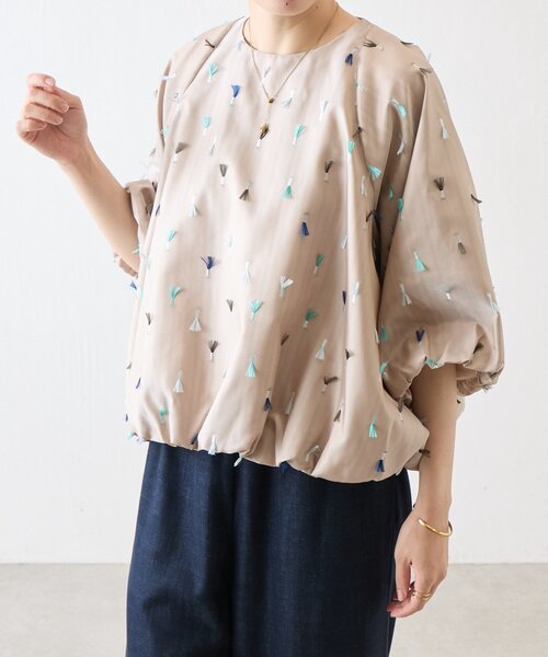 BEARDSLEY(ビアズリー)の「《ZOZO先行予約開始》フェザー刺繍バルーンブラウス(シャツ/ブラウス・レディース・ネイビー/ベージュ・FREE)」の1枚目の写真