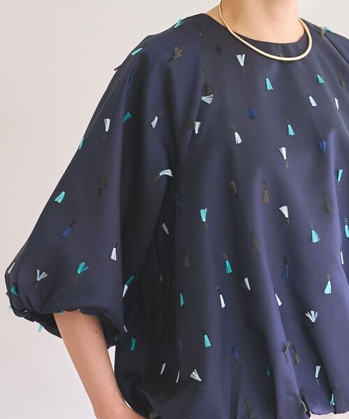 BEARDSLEY(ビアズリー)の「《ZOZO先行予約開始》フェザー刺繍バルーンブラウス(シャツ/ブラウス・レディース・ネイビー/ベージュ・FREE)」の2枚目の写真