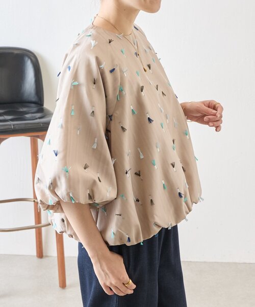 BEARDSLEY(ビアズリー)の「《ZOZO先行予約開始》フェザー刺繍バルーンブラウス(シャツ/ブラウス・レディース・ネイビー/ベージュ・FREE)」の8枚目の写真