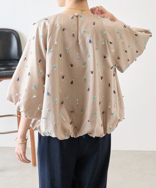 BEARDSLEY(ビアズリー)の「《ZOZO先行予約開始》フェザー刺繍バルーンブラウス(シャツ/ブラウス・レディース・ネイビー/ベージュ・FREE)」の9枚目の写真