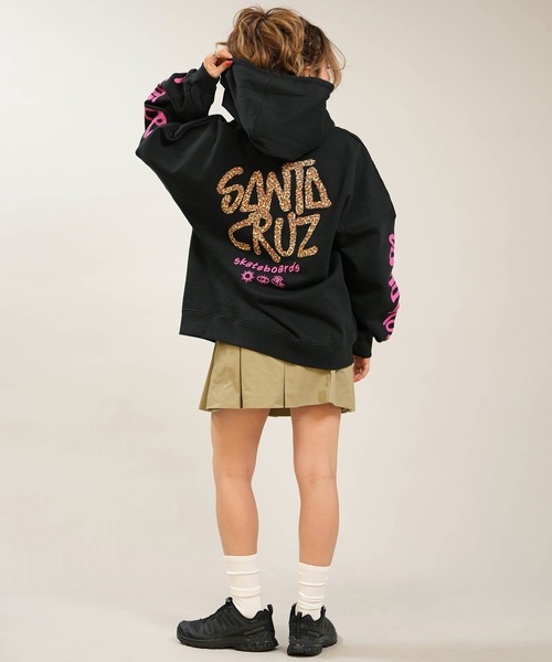 SANTA CRUZ(サンタクルーズ)の「【ムラサキスポーツ限定】SANTACRUZ/サンタクルーズ ジップアップ パーカー フーディー ロゴ レオパード柄 バックプリント 裏起毛 502264331(パーカー・レディース・ピンク/ブラック・L/M)」の9枚目の写真