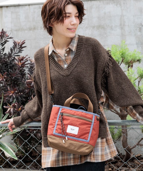 niko and...（ニコアンド）の「パイピング2WAYトートバッグ / 600mlボトル収納可能（トートバッグ・レディース・その他1/レッド/ブラック・0）」の2枚目の写真