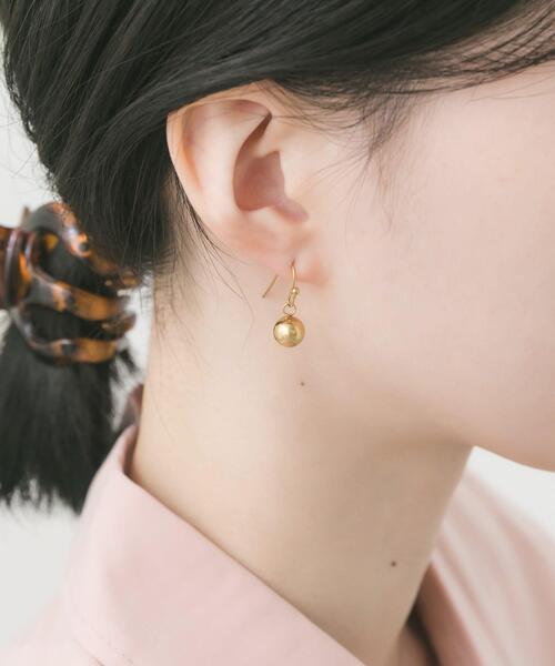 SMELLY(スメリー)の「ステンレスメタルボールフックピアス(ピアス(両耳用)・レディース・ゴールド・-)」の4枚目の写真