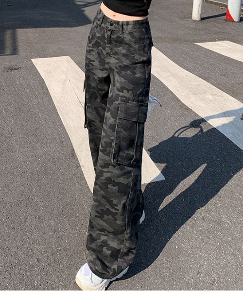 ＆soiree（アンドソワレ）の「カモ柄カーゴストレートパンツ（カーゴパンツ・レディース・ブラック・X-LARGE/LARGE/MEDIUM/SMALL/X-SMALL）」の3枚目の写真
