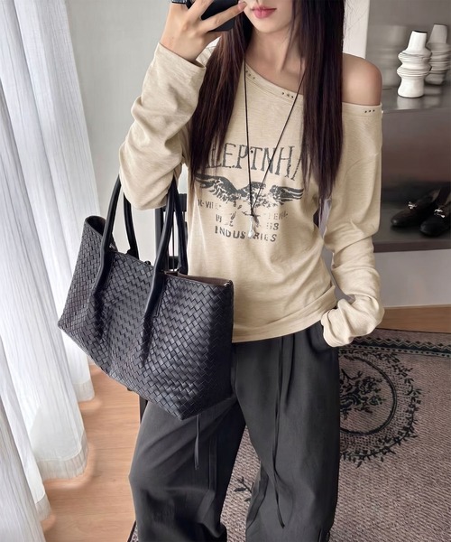 SpRay(スプレイ)の「イーグルスタッズオフショルダートップス(Tシャツ/カットソー・レディース・オフホワイト/ブラウン/チャコールグレー/ベージュ・FREE)」の5枚目の写真