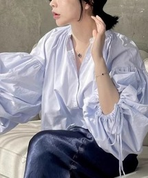 立体的なシルエットで魅せる。ボリュームスリーブ ドロストリボンシャツブラウス