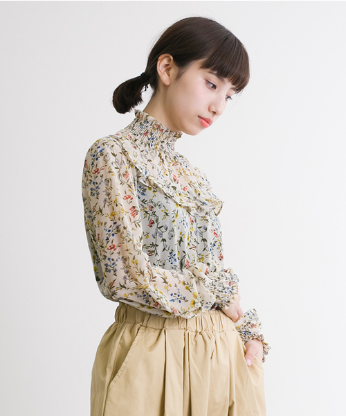 MERLOT（メルロー）の「花柄シャーリングハイネックブラウス1020 