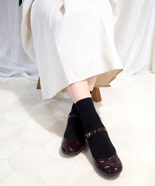 byあしながおじさん（バイアシナガオジサン）の「〈byあしながおじさん〉　ストラップパンプス（パンプス・レディース・ワイン/ブラック系その他/ベージュ/ブラック/クリアブラック/レッド/アッシュ/ワインレッド/クリアレッド/ライトベージュ/グリーン・24.0cm/22.5cm/24.5cm/23.5cm/23.0cm）」の9枚目の写真