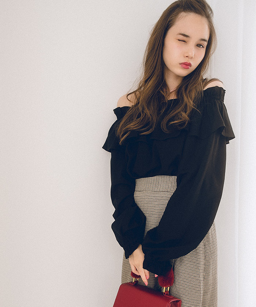 WEGO（ウィゴー）の「WEGO/フリルオフショルブラウス（シャツ/ブラウス・レディース・ブラック/オフホワイト/ダークグリーン/パープル・LARGE/MEDIUM）」の3枚目の写真