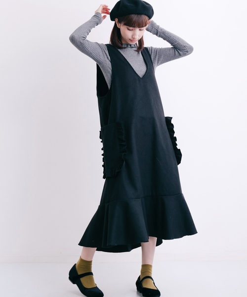 MERLOT（メルロー）の「フリルビッグポケットジャンパースカート2453（ワンピース・レディース・ブラック/ベージュ/グレー・FREE）」の2枚目の写真