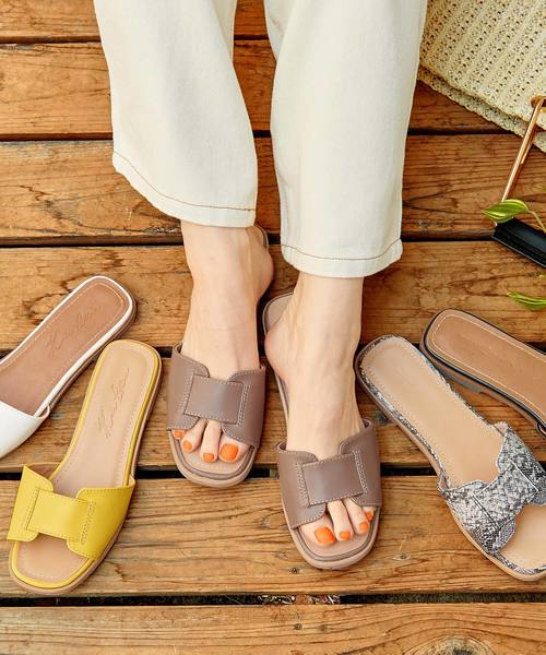 KOBE LETTUCE(コウベレタス)の「スクエアベルトフラットサンダル(サンダル・レディース・ホワイト/ブラック/イエロー/グレイッシュベージュ/パイソン/ブラウン系その他/ブラック系その他/キャメル/ブラウン系その他2・S/M/L/LL)」の6枚目の写真