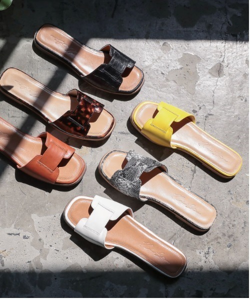 KOBE LETTUCE(コウベレタス)の「スクエアベルトフラットサンダル(サンダル・レディース・ホワイト/ブラック/イエロー/グレイッシュベージュ/パイソン/ブラウン系その他/ブラック系その他/キャメル/ブラウン系その他2・S/M/L/LL)」の7枚目の写真