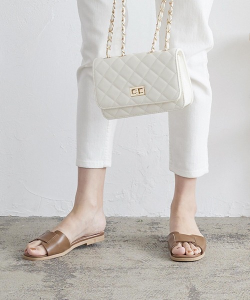 KOBE LETTUCE(コウベレタス)の「スクエアベルトフラットサンダル(サンダル・レディース・ホワイト/ブラック/イエロー/グレイッシュベージュ/パイソン/ブラウン系その他/ブラック系その他/キャメル/ブラウン系その他2・S/M/L/LL)」の5枚目の写真