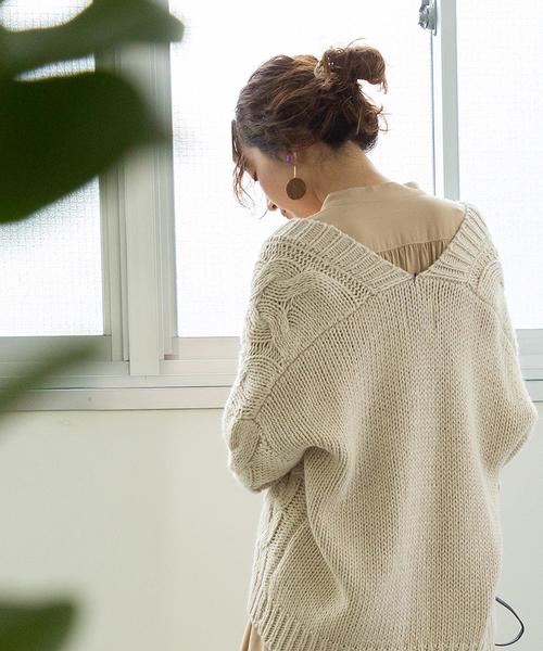 coen（コーエン）の「【WEB限定】ローゲージケーブル編みカーディガン（カーディガン/ボレロ・レディース・オフホワイト/ブラウン・FREE）」の7枚目の写真