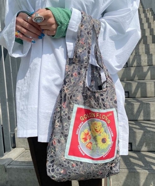 Ray BEAMS（レイビームス）の「HEY！Mrs ROSE × Ray BEAMS / 別注 ミニ レース プリント バッグ（トートバッグ・レディース・チャコールグレー/マスタード・ONE SIZE）」の2枚目の写真