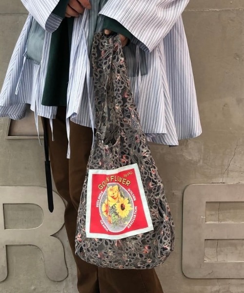 Ray BEAMS（レイビームス）の「HEY！Mrs ROSE × Ray BEAMS / 別注 ミニ レース プリント バッグ（トートバッグ・レディース・チャコールグレー/マスタード・ONE SIZE）」の7枚目の写真