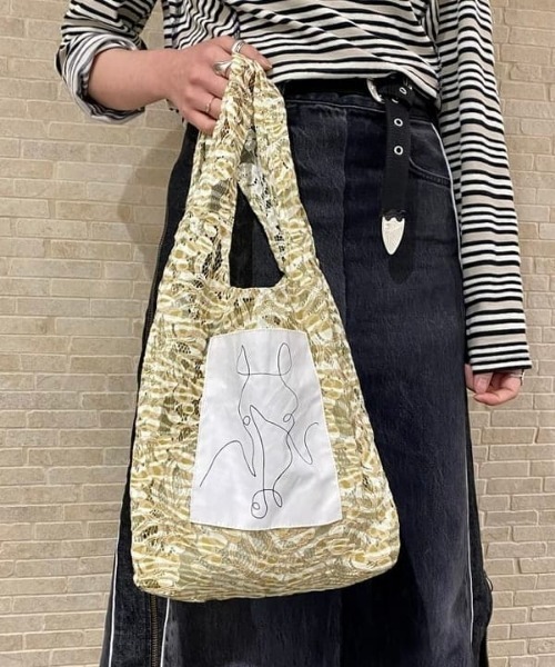 Ray BEAMS（レイビームス）の「HEY！Mrs ROSE × Ray BEAMS / 別注 ミニ レース プリント バッグ（トートバッグ・レディース・チャコールグレー/マスタード・ONE SIZE）」の18枚目の写真