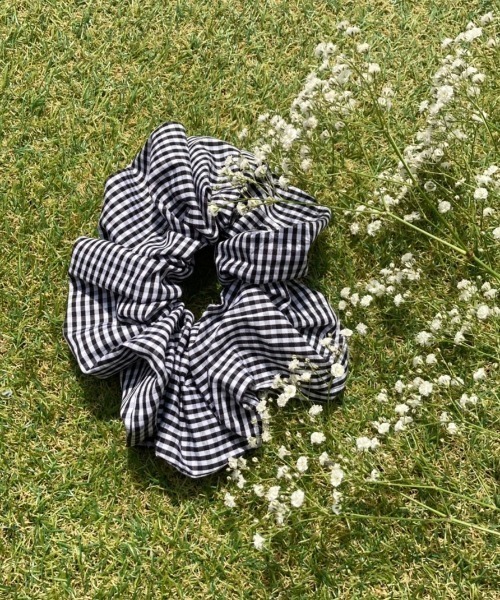 WC（ダブル シー）の「ギンガムチェックシュシュ（ヘアゴム・レディース・ブラック/ベージュ・FREE）」の2枚目の写真