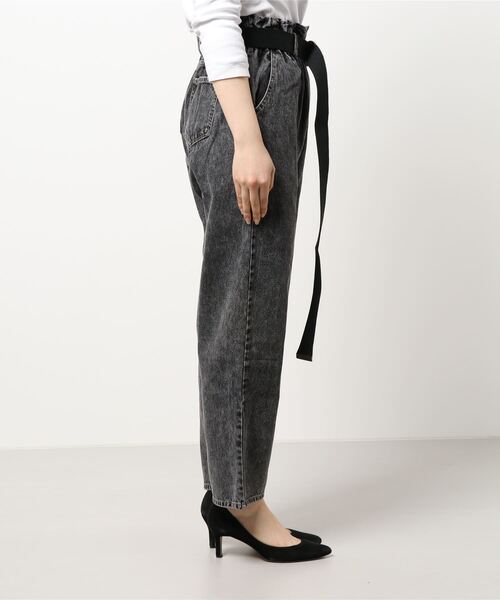 SPINNS（スピンズ）の「ベルト付 ハイウエストテーパードデニムパンツ（デニムパンツ・レディース・ブルー/ブルー系その他/ブラック/アイボリー・ONESIZE）」の5枚目の写真