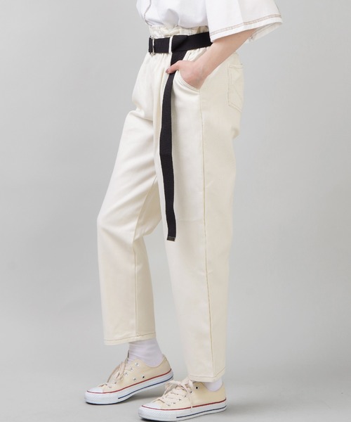 SPINNS（スピンズ）の「ベルト付 ハイウエストテーパードデニムパンツ（デニムパンツ・レディース・ブルー/ブルー系その他/ブラック/アイボリー・ONESIZE）」の7枚目の写真